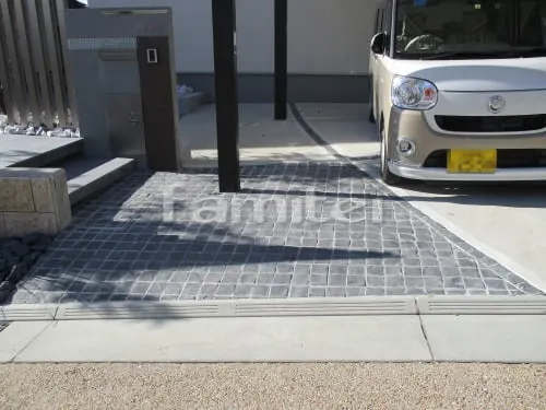 宝塚市 リフォームシンプル オープン外構 ピンコロ石貼り 玄関前アプローチ カーポート 屋根材 ダウンライト 自転車バイク屋根 サイクルポート ポリカーボネート サイドパネル1段 プランパーツ ゴロタ石 下草 低木 植栽 黒錆ゴロタ シンボルツリー 植栽灯 物置 人工芝 エアコン室外機 枡カバー