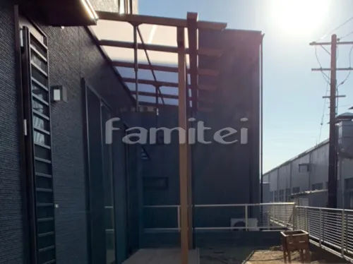 草津市 エクステリア工事 フル木製調テラス屋根 YKKAP サザンテラス パーゴラタイプ 1階用 F型フラット屋根 吊下げ式上下可動式物干し 屋根材 ポリカーボネート トーメイマット 人工木ウッドデッキ リウッドデッキ200 段差ステップ1段