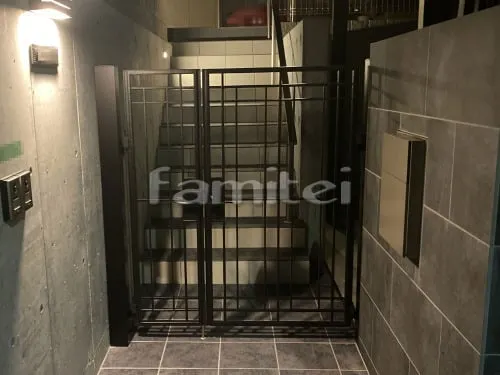 王寺町 新築シンプル クローズ外構 表札 表札灯ライト照明 郵便受けポスト 門袖 洋風鋳物門扉 玄関前アプローチ階段 玄関ポーチ手摺り 雨除け屋根 物干し 目隠しパネル カーポート 屋根材 電動跳ね上げ式門扉 境界フェンス塀 メッシュフェンス 目隠しフェンス塀 CBブロック積み