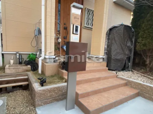 木津川市 リフォームナチュラル オープン外構 機能門柱 YKKAP シンプレオ1型 玄関アプローチ階段 床タイル貼り LIXILリクシル マルモアート300角 MA-15 パレットHG 土留め 化粧ブロック ユニソン シャモティ 土間コンクリート  伸縮目地 既存門柱 花壇 ブロック 車止め 門扉 アルミ材 解体撤去