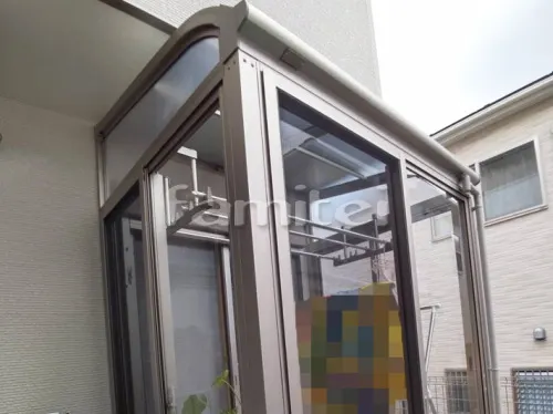 大津市 エクステリア工事 カーポート YKKAP レイナポートグラン 横2台用(ワイド ツイン) R型アール屋根 ガーデンルーム YKKAP 目隠しソラリア サンルーム R型アール屋根 竿掛け(腕木式 持ち出し仕様) 網戸(正面 両側面) 大引き仕様 既存物置解体後再設置 屋根材 熱線遮断ポリカーボネート クリアマット 本体色 プラチナステン 床色 ベージュ