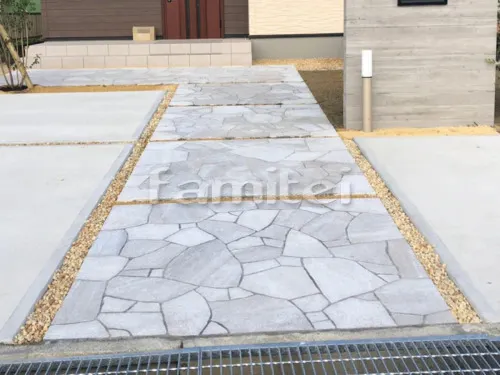 野洲市 新築シンプル オープン外構 門柱 郵便受けポスト 表札 インターホン取付 門柱灯 乱形石 土目地 防草シート加工 人工木材ウッドデッキ 段差ステップ1段 ミディアムウッド 土間コンクリート 刷毛仕上げ 土留め CBブロック積み 芝生張り 姫高麗芝 ピンコロ石花壇 マサ土 見切り材 ピンコロ石 シンボルツリー オリーブ ソヨゴ 溝蓋