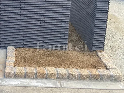 田原本町 新築シンプル オープン外構 門柱 CBブロック 郵便受けポスト 表札 インターホン 目隠し塀 木製調デザインアルミ角柱 玄関前アプローチ ピンコロ石花壇 防草シート ジャミ敷き シンボルツリー 植栽灯ガーデンライト照明 玄関エントランスライト照明 自動点滅器 カーポート 屋根材 本体色 土間コンクリート ピンコロ石目地 ピンコロ囲い モルタル仕上げ洗い場 境界縁石工事