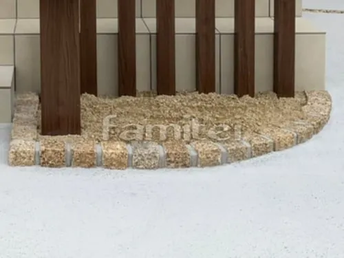 草津市 新築ベーシック オープン外構 機能門柱 LIXILリクシル 木製調FW インターホン ポールライト取付 ピンコロ石花壇 マサ土 玄関前アプローチ グレイスランド カーポート ネスカR 1台 本体色 シャイングレー 駐車場ガレージ床 土間コンクリート 化粧砂利目地 境界フェンス アルメッシュ2型 化粧ブロック ユニソン シャモティ ジャミ敷き 見切り材 ピンコロ石 人工芝 防草シート