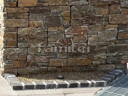 神戸市 新築シンプル オープン外構 門柱 表札 ピンコロ石花壇 玄関アプローチ 郵便受けポスト サイクルポート 雨樋配管接続 ウッドデッキ 樹ら楽ステージ ピンコロ石 バラス砕石 防草シート 目隠しフェンス 化粧ブロック 土間コンクリート 伸縮目地 車止め 立水栓 水洗パン