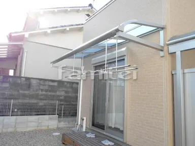 施工例 柱なし雨除け屋根 YKKヴェクターテラス タイルデッキ300角