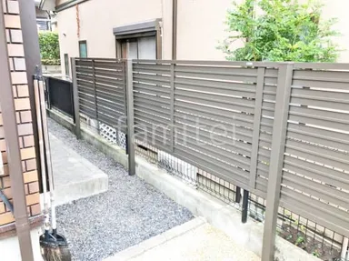 施工例 目隠しフェンス塀 LIXIL AB YS3型 横スリット3 2段柱 上段のみ