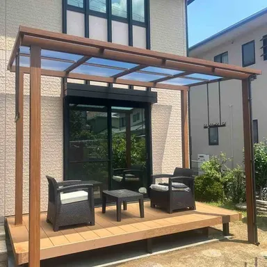 ウッドデッキ屋根を後付けするメリット・費用｜おしゃれな施工例も解説 
