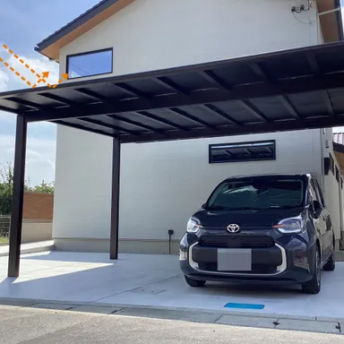 カーポートの遮光対策｜ポリカ・スチール・アルミ屋根の違い