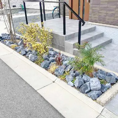 ロックガーデンの作り方|おしゃれな庭の外構事例とおすすめの石・植物