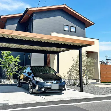 台風にも積雪にも！安くておしゃれで高級感がある最強の折板屋根カーポート【ジーポートPro】
