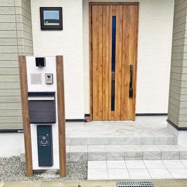 機能門柱の選び方!外構のプロの視点&トータルコーディネート施工例【木調×白・角柱・木調色・塗装風】