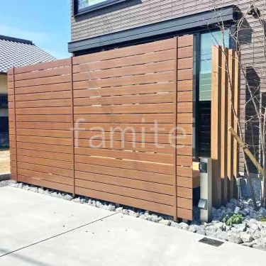 【施工例特集】リアルな木目調で人気の目隠しフェンス♪