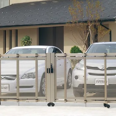 意外と知られていない？伸縮門扉よりおしゃれな『折りたたみ門扉』！！同じ機能でランクアップしたデザインに♪