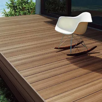 メンテナンスが楽なウッドデッキ!「リクシル☆人工木 木彫 樹ら楽ステージ」