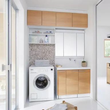 洗面室　明かり取りの窓をいかした収納☆