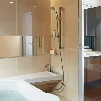 浴室ドアまわりをお手入れラクなパネルにリフォーム