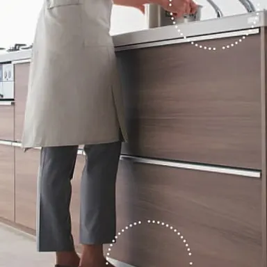 手がギトギトでも大丈夫！足で踏む水栓！？