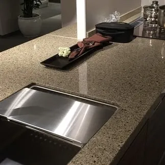 クォーツストーンでキッチン収納作れます♪