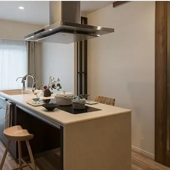 夫婦水入らず会話が弾むキッチン♪