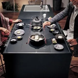 みんなで調理と片付けができるいろりダイニング　