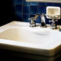 まるで小さな家具。省スペースで設置OKな洗面台☆