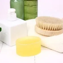 浴室壁へ埋め込み型の収納棚が便利♪