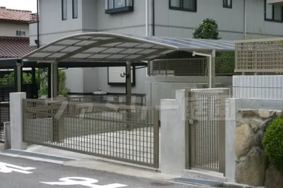 車庫ガレージ　跳ね上げ門扉