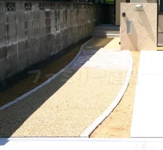 アプローチ　洗い出し×自然石乱系貼り