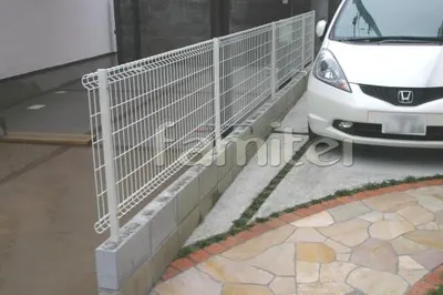 境界フェンス　駐車場　草目路