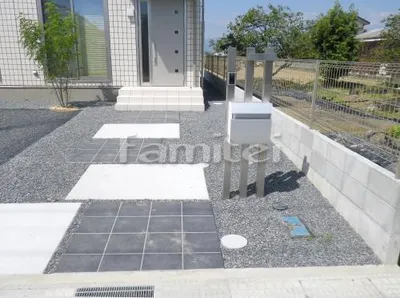 アプローチ 床タイル貼り300角 バラス目地