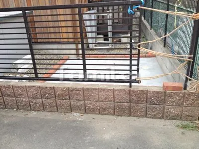 犬小屋下 土間コンクリート 縁ライン レンガ敷き