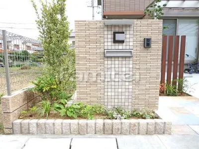 門柱 壁タイル貼り INAXイナックス セラヴィオ(セラビオ) メインM(石面ボーダー) CMX-2 一部分U(筋面スクエア) CUE-1 シンボルツリー 斑入りマサキ 下草 低木 植栽 ピンコロ石花壇