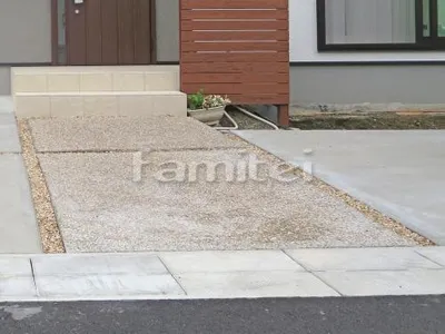 玄関アプローチ 床洗い出し仕上げ 茶美利砂利 錆砂利目地