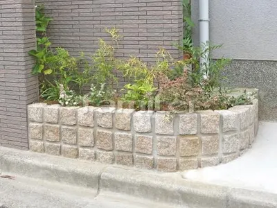 ピンコロ石積み花壇 カーブ曲線デザイン 下草 低木 植栽