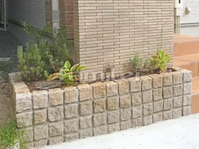 ピンコロ石積み花壇 下草 低木 植栽
