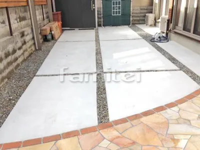 駐車場ガレージ床 轍(わだち) 土間コンクリート 防犯砂利目地 バラス砕石敷きデザイン 見切りレンガ ユニソン ソイルレンガ アンチックオレンジ 床石貼り 乱形石 石英岩