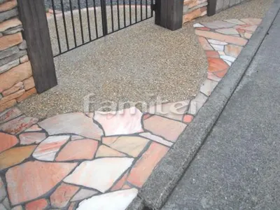玄関アプローチ 床石貼り 乱形石 石英岩 フラミンゴ 床洗い出し仕上げ 茶美利砂利