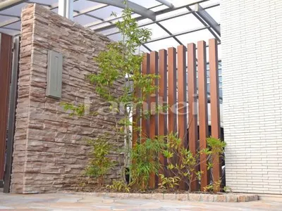 シンボルツリー ソヨゴ 常緑樹 下草 低木 植栽 ピンコロ石花壇 木製調デザインアルミ角柱 プランパーツ 角材