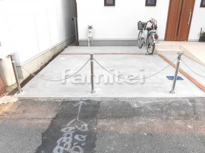 駐車場ガレージ床 土間コンクリート レンガ目地 ユニソン ソイルレンガ アンチックオレンジ 防犯車止め LIXILリクシル スペースガード F48型 埋込み式 キー付 クサリ内蔵型 TOEXトエックス チェーンポール