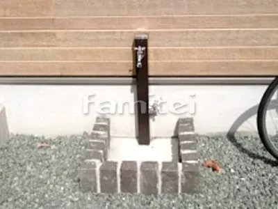 立水栓 ユニソン スプレスタンド チョコブラウン 蛇口2個シルバー ピンコロ囲い水受け(パン) 土間モルタル仕上げ 洗い場