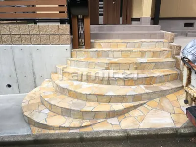 玄関アプローチ 床石貼り 乱形石 石英岩 東洋工業TOYO パールイエロー