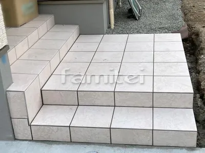 玄関アプローチ階段 床タイル貼り LIXILリクシル サンベネゼ300角
