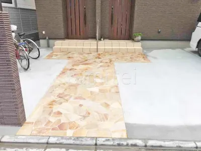 玄関アプローチ 床石貼り 乱形石 石英岩