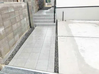 玄関アプローチ 床タイル貼り LIXIL ブルーノ