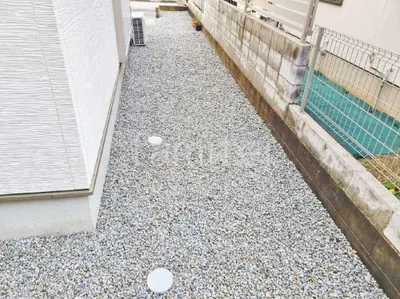 犬走り 防犯砂利敷き バラス砕石 防草シート加工