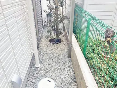 犬走り 防犯砂利敷き バラス砕石 防草シート加工
