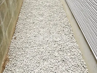 犬走り 防犯砂利敷き バラス砕石 防草シート加工