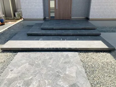 玄関アプローチ 浮遊階段(蹴込み階段) 床タイル貼り タカショー セラレバンテ 乱形石 クレモナストーン