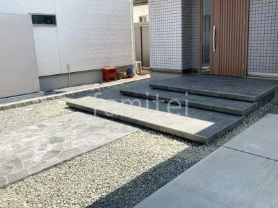 玄関アプローチ 浮遊階段(蹴込み階段) 床タイル貼り タカショー セラレバンテ 乱形石 クレモナストーン